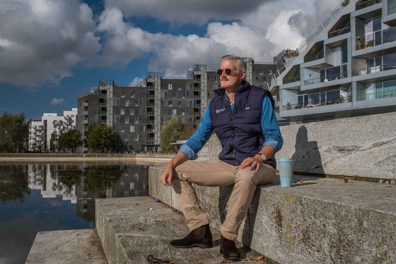 Shane på trappe i Heatly Klitmøller