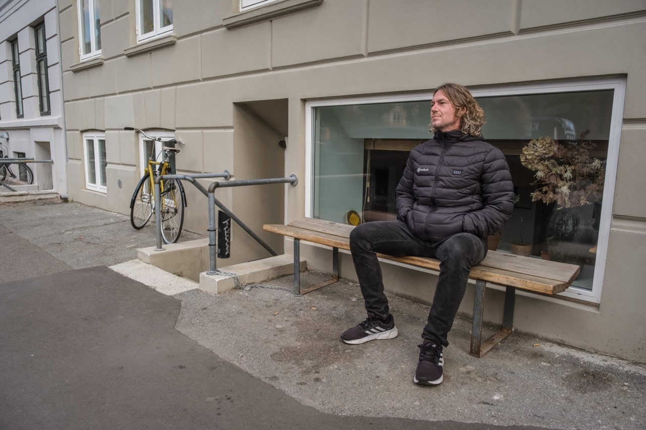 Søren på bænk i Heatly Lønstrup jakke
